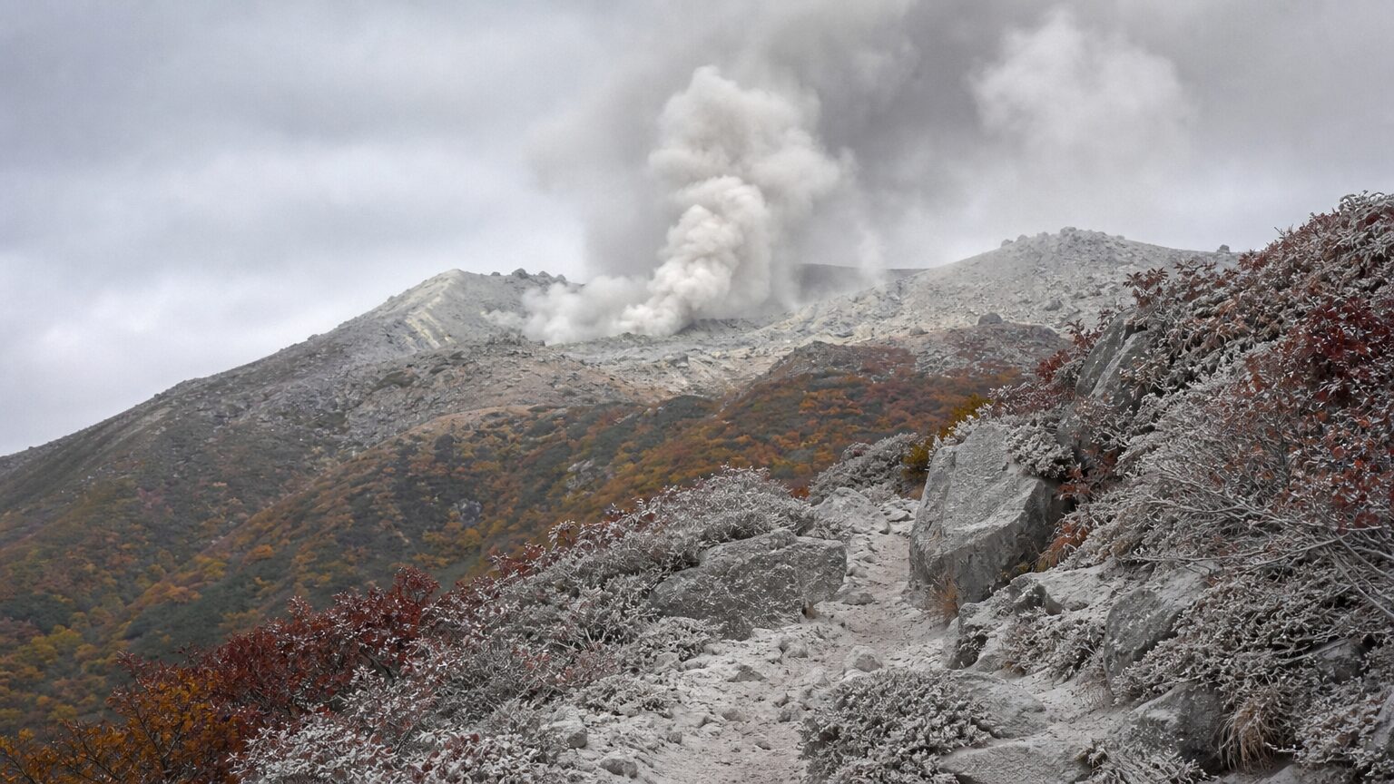 御嶽山噴火の被害|紅葉の山頂を襲った噴石